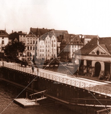 Nabrzeże, most i budynek giełdy Elbing