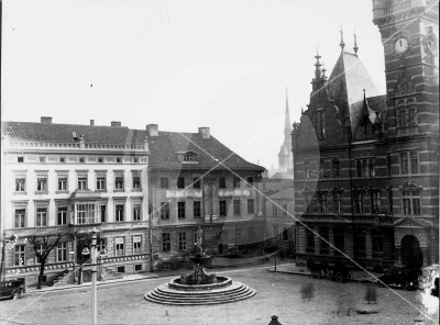 Fontanna - pomnik Hermanna von Balka obok ratusza na placu Słowiańskim, lata międzywojenne